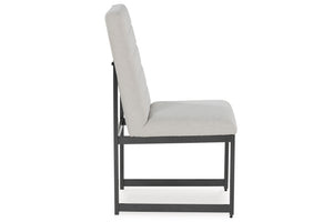 Silla con asiento y respaldo acolchados de color beige sobre fondo blanco.
