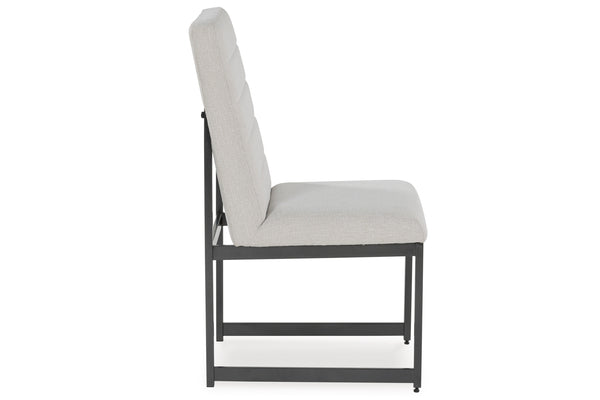 Silla con asiento y respaldo acolchados de color beige sobre fondo blanco.