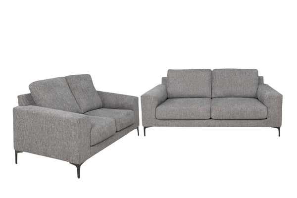 Sofá y loveseat de color gris sobre un fondo blanco. 