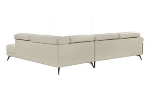 Vista posterior de seccional beige con patas acabadas en metal sobre un fondo blanco. 