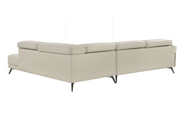 Vista posterior de seccional beige con patas acabadas en metal sobre un fondo blanco. 
