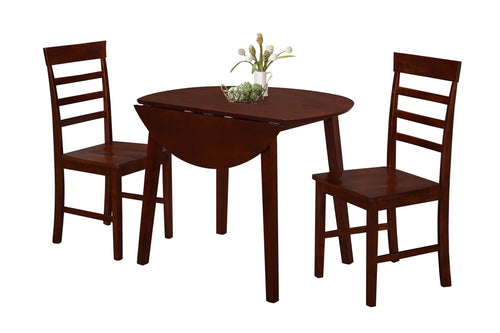 Juego de comedor de madera con mesa redonda y dos sillas sobre fondo blanco.