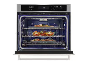 Horno empotrable KitchenAid en acero inoxidable con puerta abierta, interior azul esmaltado y tres niveles de cocción. Muestra bandejas con alimentos en diferentes parrillas para una cocción uniforme y mayor capacidad de horneado.