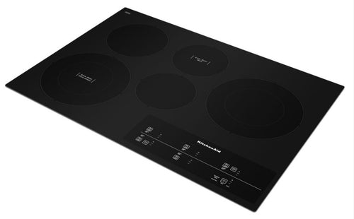 Cubierta de inducción KitchenAid empotrable con superficie de vidrio cerámico negro. Cuenta con cinco zonas de cocción circulares y controles táctiles digitales integrados en la parte frontal para un diseño moderno y minimalista.