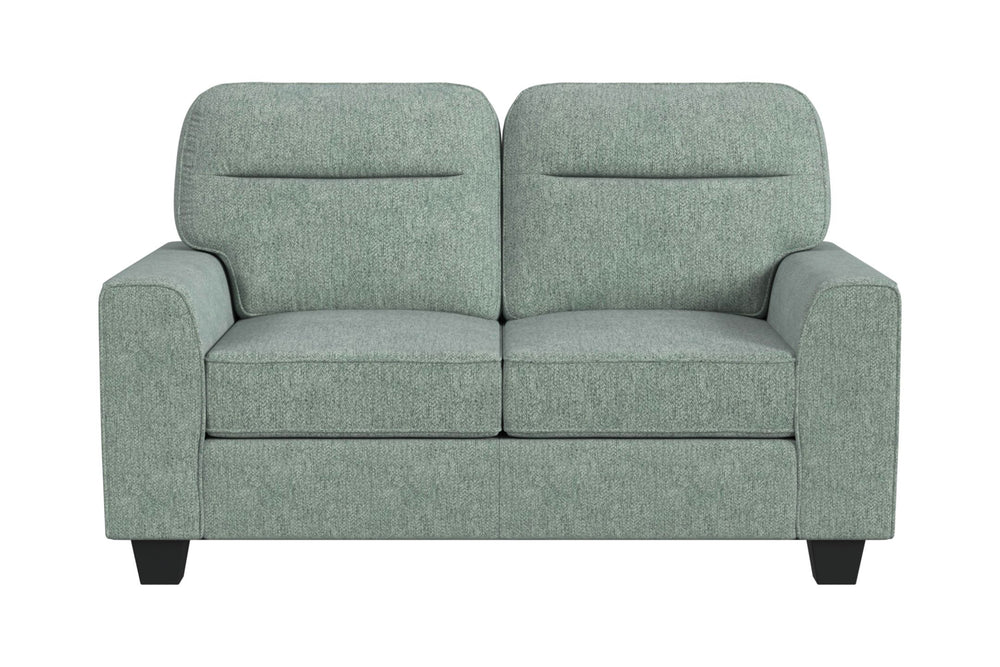 Loveseat de color verde menta sobre un fondo blanco. 