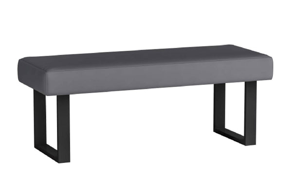 Bench con acolchado gris oscuro con patas cuadradas acabadas en negro mate en un fondo blanco. 