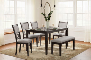 Conjunto de comedor con mesa y sillas en una habitación bien iluminada.
