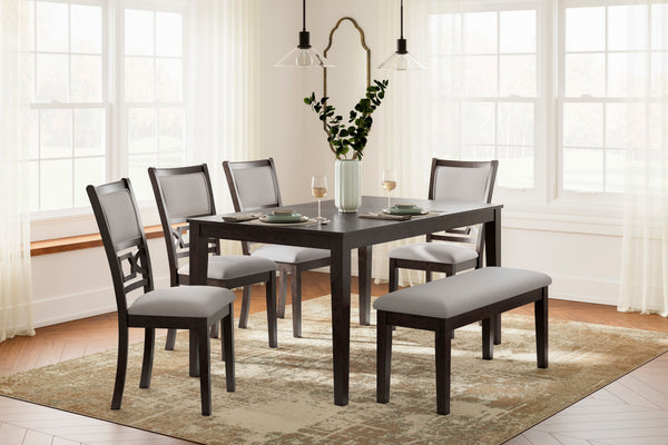 Conjunto de comedor con mesa y sillas en una habitación bien iluminada.