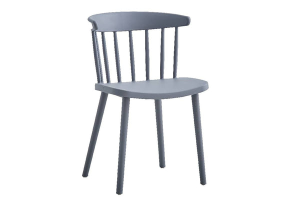 Silla gris con respaldo de barrotes sobre fondo blanco.