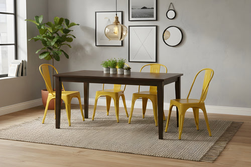Mesa rectangular de madera marrón oscuro con cuatro sillas amarillas en un ambiente de sala. 