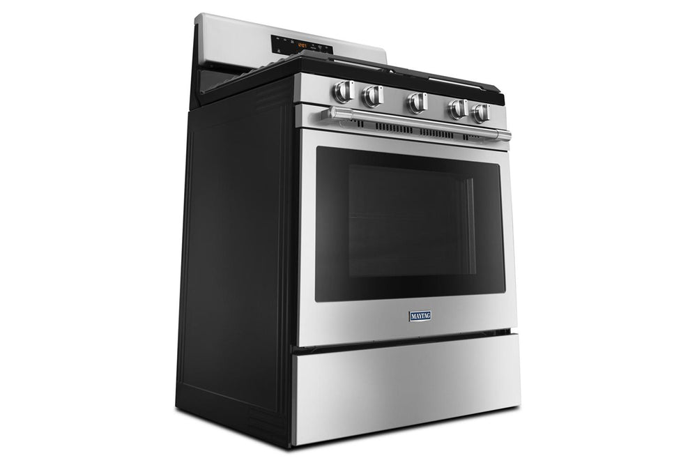 Horno de acero inoxidable con puerta de cristal negro sobre fondo blanco.