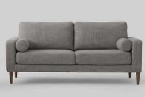 Un sofá moderno de dos plazas en tela gris claro texturizada, con patas de madera marrón oscura y reposabrazos cilíndricos, sobre un fondo gris neutro.