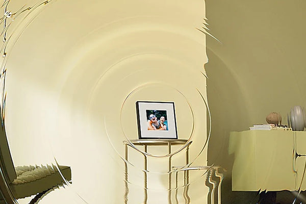 Marco de fotos digital con bocinas y elementos decorativos sobre una mesa.