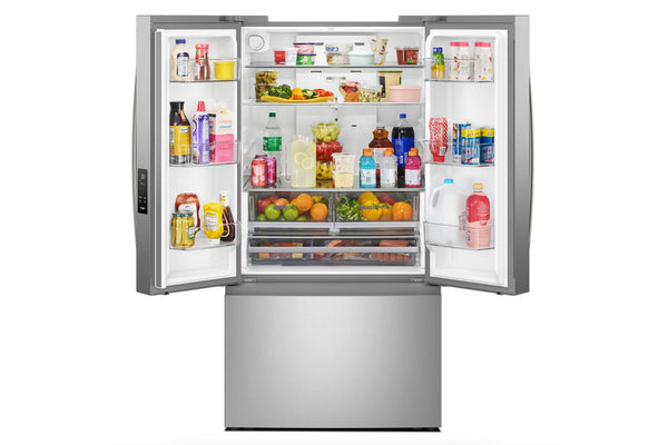 Nevera French door de acero inoxidable con puertas abiertas, mostrando estantes organizados con frutas, verduras, bebidas, condimentos y productos lácteos. Incluye cajones de almacenamiento y congelador inferior tipo gaveta.