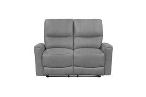 Vista frontal de loveseat reclinable de color gris sobre un fondo blanco. 