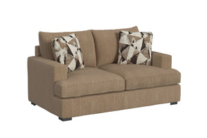 Vista lateral de loveseat de color marrón con dos cojines decorativos sobre un fondo blanco. 