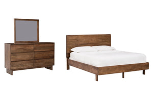 Conjunto de habitación hecho de madera marrón que incluye una cama y un gavetero con espejo sobre un fondo blanco. 