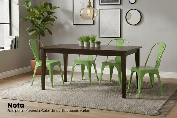Mesa rectangular de madera marrón oscuro con cuatro sillas verde en un ambiente de sala. 