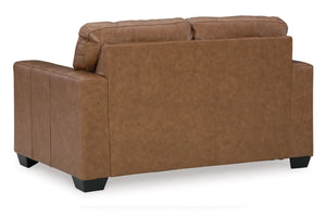 Vista frontal de loveseat de color marrón sobre un fondo blanco. 