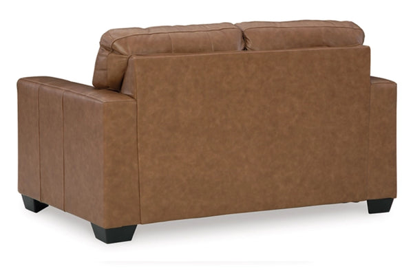 Vista frontal de loveseat de color marrón sobre un fondo blanco. 