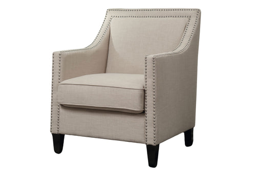 Silla de acento con brazos de color beige sobre un fondo blanco. 