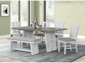 Juego de comedor estilo rústico moderno con mesa rectangular de acabado blanco envejecido, cuatro sillas a juego y banco tapizado. El conjunto combina texturas de madera y tonos neutros para crear un ambiente cálido y acogedor.