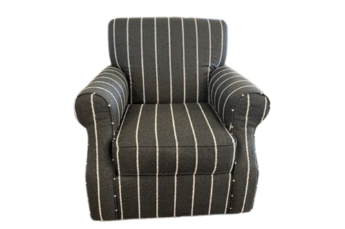 Silla giratoria de diseño con colores blanco y negro sobre un fondo blanco. 