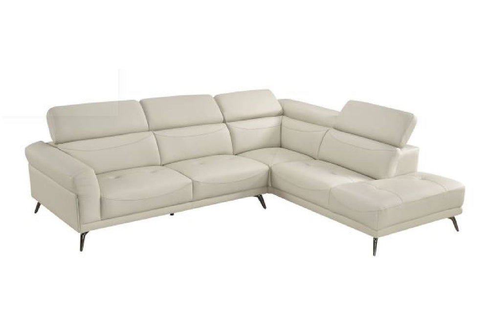 Seccional beige con patas acabadas en metal sobre un fondo blanco. 