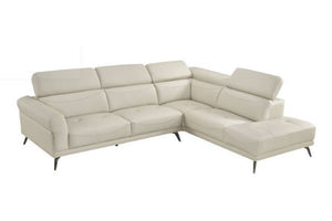 Seccional beige con patas acabadas en metal sobre un fondo blanco. 