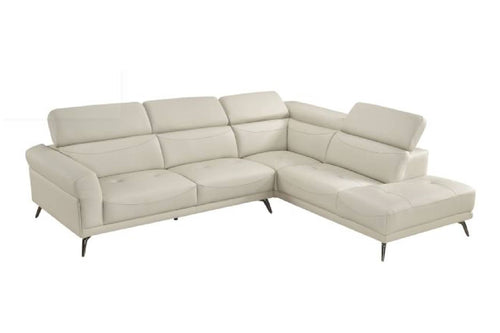 Seccional beige con patas acabadas en metal sobre un fondo blanco. 