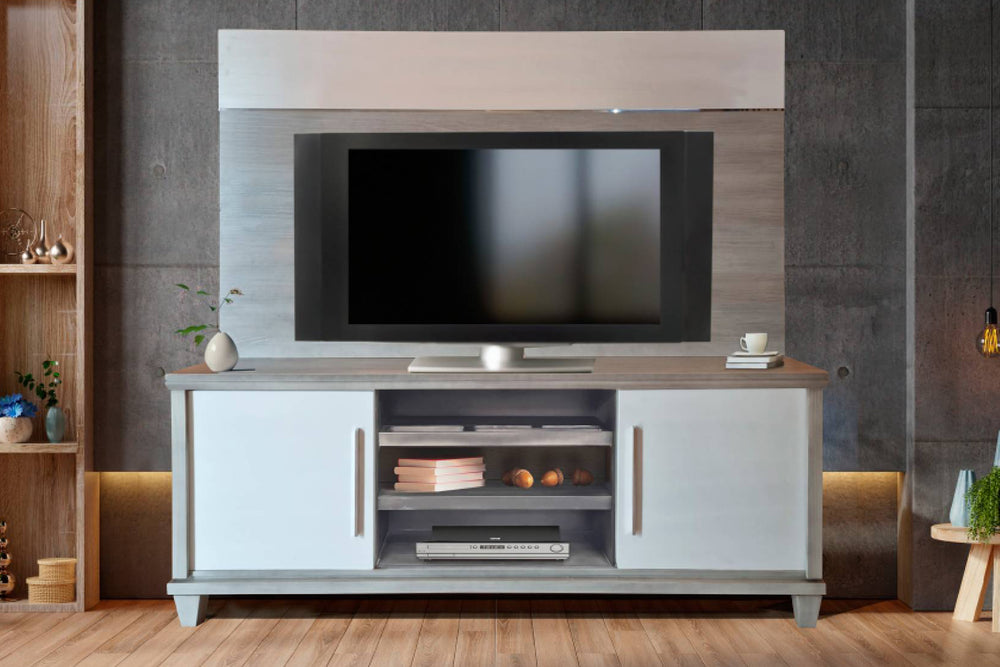 Televisor montado en una consola de entretenimiento de madera plateada contra una pared gris.