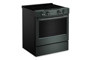 Una estufa eléctrica verde con placa de vitrocerámica, tres mandos de control y puerta de horno con tirador, mostrada sobre un fondo blanco.