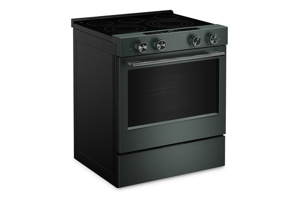 Una estufa eléctrica verde con placa de vitrocerámica, tres mandos de control y puerta de horno con tirador, mostrada sobre un fondo blanco.