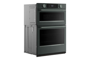 Un moderno horno doble empotrado con exterior verde y puertas de cristal negro, mostrado desde un ángulo de tres cuartos sobre un fondo blanco liso.