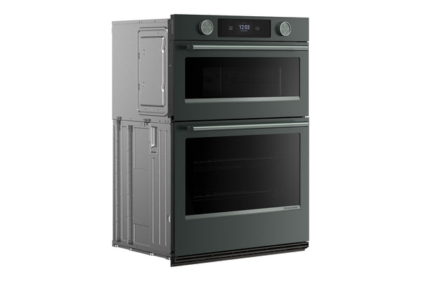 Un moderno horno doble empotrado con exterior verde y puertas de cristal negro, mostrado desde un ángulo de tres cuartos sobre un fondo blanco liso.