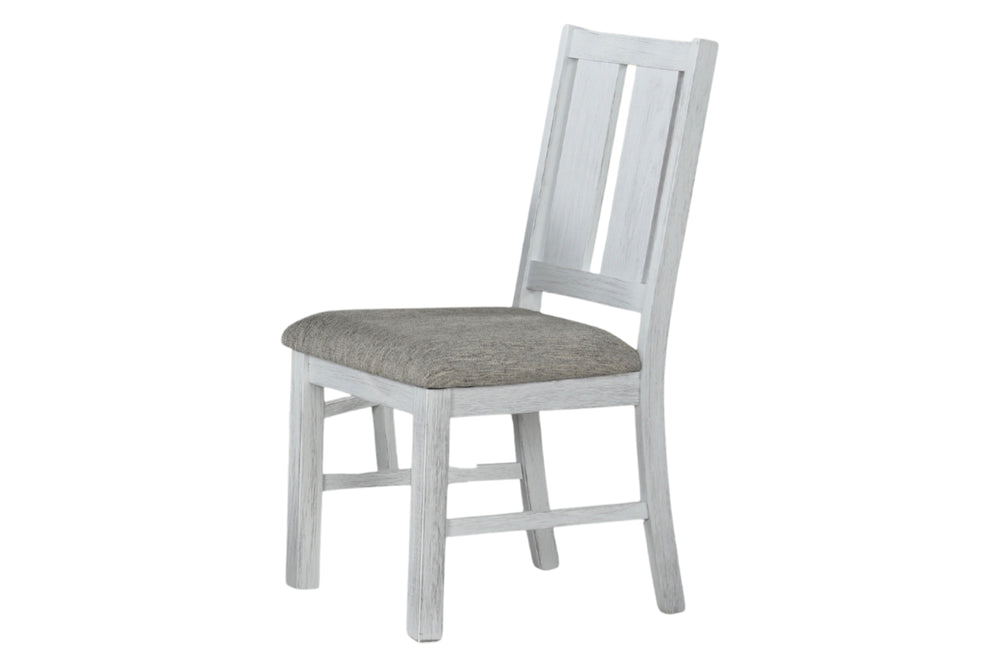 Silla de madera blanca con asiento gris sobre un fondo blanco. 