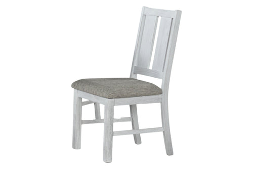 Silla de madera blanca con asiento gris sobre un fondo blanco. 