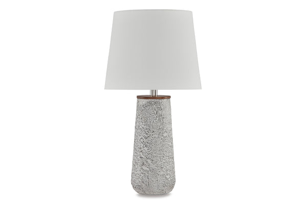 Lámpara de sobremesa con base gris texturizada y pantalla blanca sobre fondo blanco.