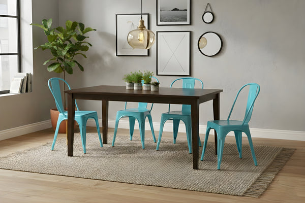 Mesa rectangular de madera marrón oscuro con cuatro sillas azules claras en un ambiente de sala. 