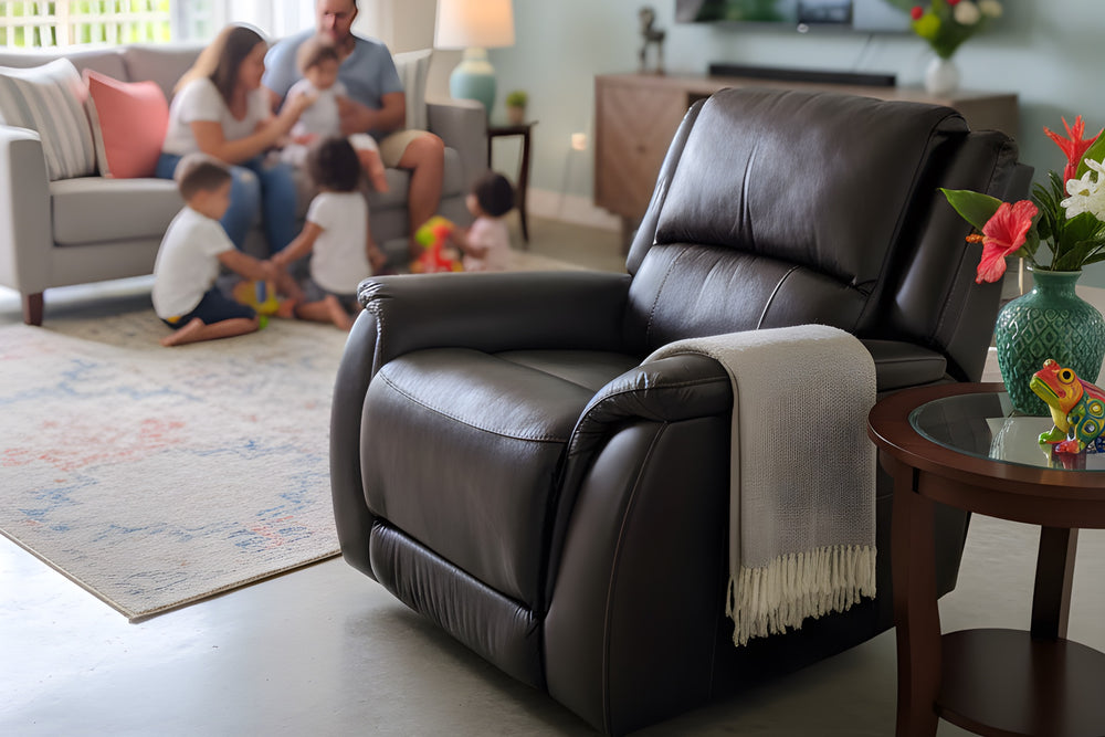 Butaca reclinable de cuero negro sobre fondo blanco. 