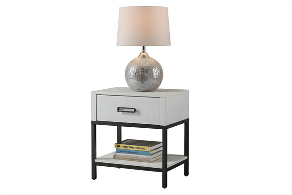 Mesa de noche blanco con una gaveta y un estante por debajo sobre un fondo blanco. 