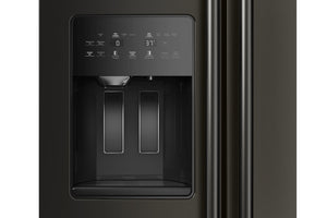 Primer plano de la puerta de una nevera de acero inoxidable oscuro que muestra el panel del dispensador de agua y hielo con una pantalla de control digital.