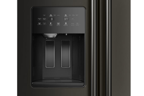 Primer plano de la puerta de una nevera de acero inoxidable oscuro que muestra el panel del dispensador de agua y hielo con una pantalla de control digital.