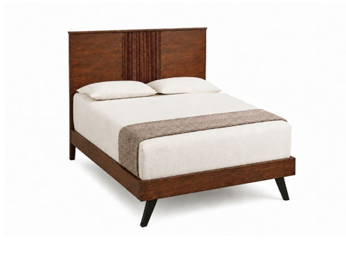 Estructura de cama de madera estilo moderno de mediados de siglo con cabezal y pie de cama en marrón oscuro, decorada con ropa de cama blanca y una manta en tono marrón con textura, sobre un fondo blanco sencillo.