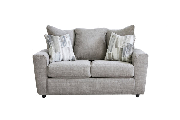 Loveseat de color gris con cojines decorativos sobre un fondo blanco. 