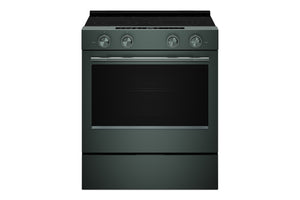 Estufa eléctrica independiente con acabado verde y acero inoxidable, cubierta vitrocerámica de cuatro zonas de cocción, cuatro perillas frontales y horno de gran capacidad con puerta de vidrio panorámica y manija horizontal metálica.
