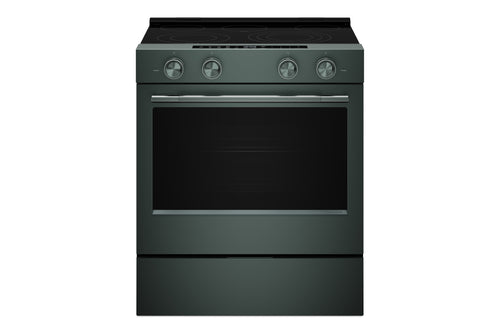 Estufa eléctrica independiente con acabado verde y acero inoxidable, cubierta vitrocerámica de cuatro zonas de cocción, cuatro perillas frontales y horno de gran capacidad con puerta de vidrio panorámica y manija horizontal metálica.