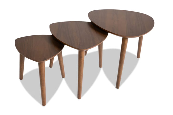 Mesas ocasionales hechas de madera de color marrón sobre fondo blanco. 