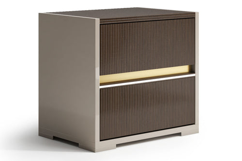 Vista lateral de una mesita de noche de dos gavetas, color marrón oscuro con detalles dorados y luces LED integradas sobre fondo blanco.