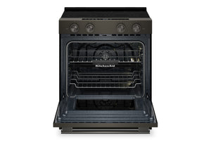 Una estufa independiente KitchenAid de color verde con la puerta abierta, que deja ver las rejillas interiores y los mandos de control en la parte frontal, sobre un fondo blanco liso.